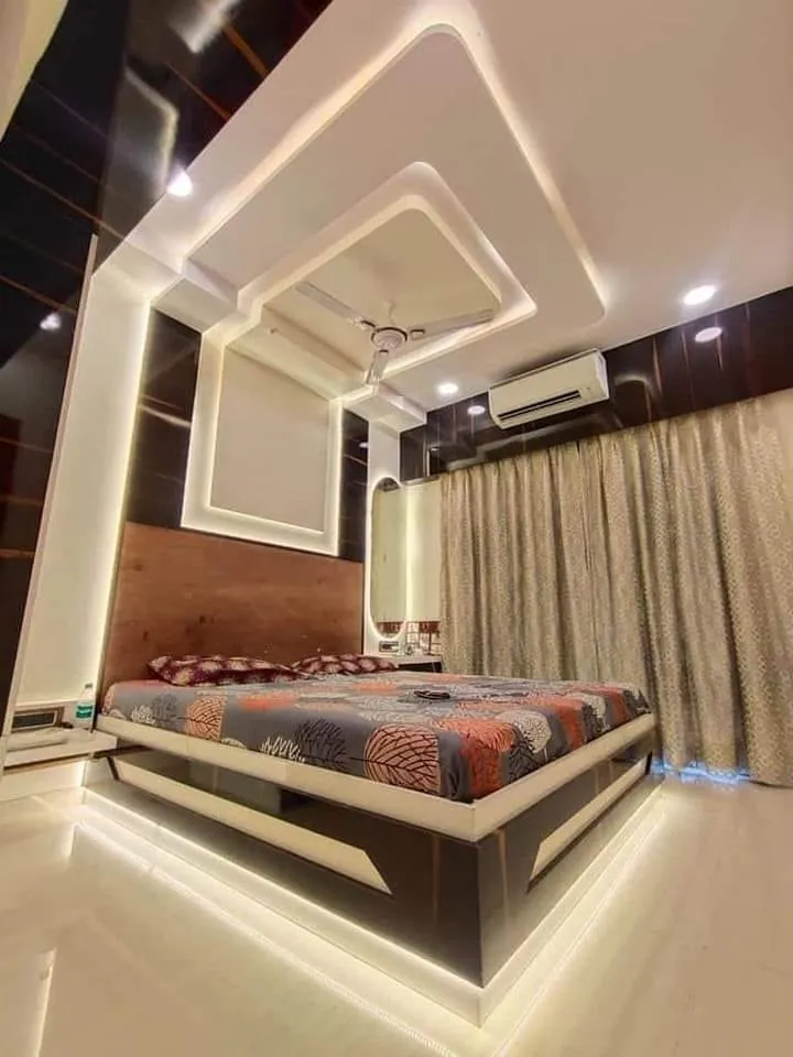 Floating bed & layered ceiling